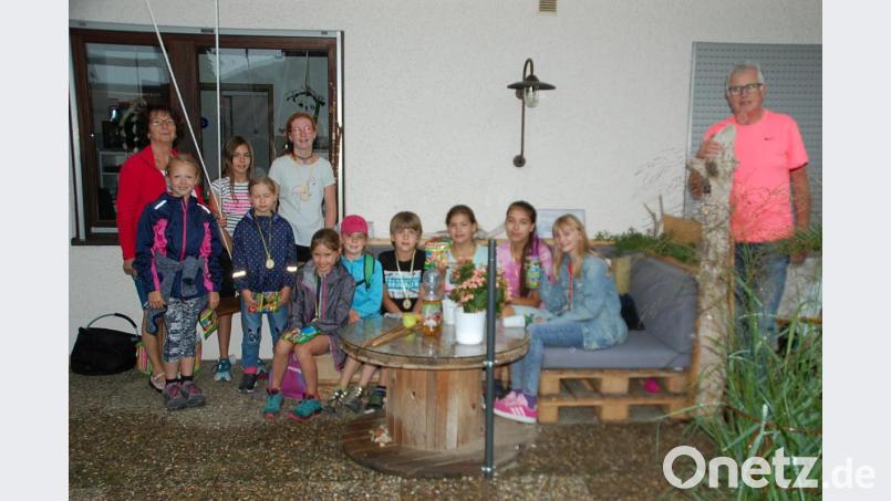 Weil ein Platzregen einsetzte, mussten die Kinder für ein schnelles Foto unter dem Vordach zusammenrücken und hielten deshalb für einen kurzen Moment die Corona-Abstandsregeln nicht ein. Bild: exb