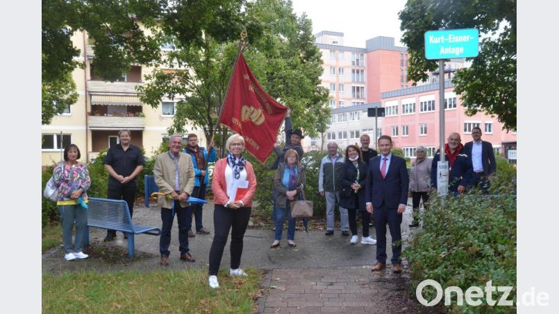 Am Kurt-Eisner-Platz erinnern die Weidener Genossen an die Wiedergründung der SPD Weiden vor 75 Jahren. Bild: Kunz