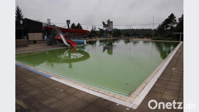 Das Freibad Altglashütte ist dringend sanierungsbedürftig. Bei der Verwirklichung des angedachten „Natur- und Klimaverständniszentrums Silberhütte“ sollte es nach Ansicht von Bürgermeister Alfred Stier mit saniert werden – aber das könnte noch dauern. Bild: kro