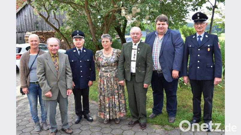 Glückwünsche zum 80. Geburtstag (von links): Brigitte Aufschneider (Obst- und Gartenbauverein Angfeld), Bruder Fritz Koch, Hans Pickel (Feuerwehr Angfeld), Ehefrau Margaretha Koch, Jubilar Richard Koch, Bürgermeister Dieter Dehling und Hans Schmidt (Feuerwehr Angfeld). Bild: no