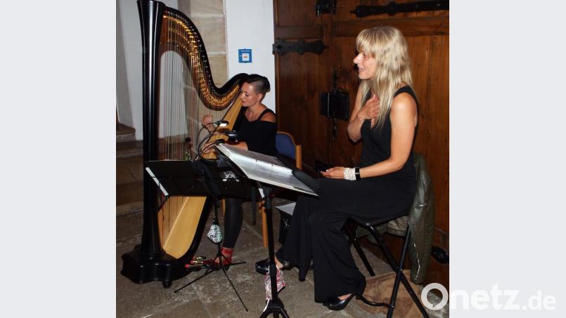Sängerin Christa Summerer und Harfenistin Barbara Regnat im Schloss Theuern. Bild: e