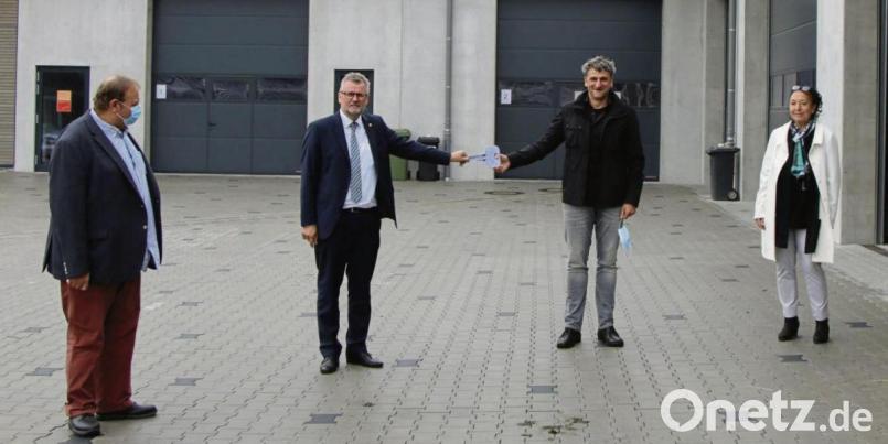 Symbolische Schlüsselübergabe bei der Einweihung der Stadtgärtnerei mit (von links) Stadtgärtnermeister Klaus Herbst, Bürgermeister Michael Göth, Architekt Martin Kunert und Stadtbaumeisterin Petra Schöllhorn. Bild: Stadt Sulzbach-Rosenberg/exb
