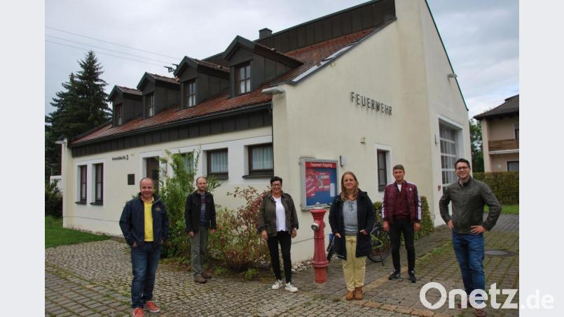 SPD vor Ort am maroden Feuerwehrgerätehaus in Raigering: Von links: Georg Erras (FFW Raigering), Thomas Penzkofer (FFW Raigering), SPD-Fraktionsvorsitzende Birgit Fruth, Simone Böhm-Donhauser, Florian Fuchs und Uli Hübner. Bild: gsp