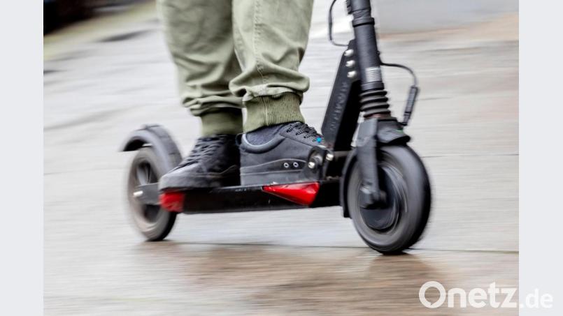 Für seinen E-Scooter (Symbolbild) hätte ein 35-Jähriger eine Versicherung gebracht. Weil er die nicht hat, hat er Ärger mit der Polizei bekommen. Symbolbild: Christoph Soeder/dpa