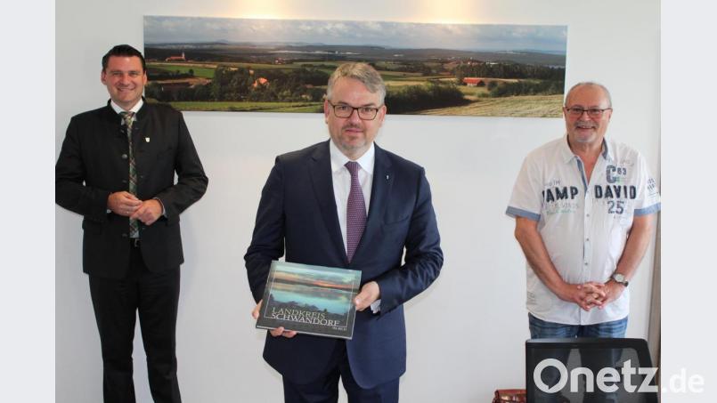 IHK-Geschäftsführer Markus Huber (Mitte) stattete im Beisein seines Vorsitzenden Hubert Döpfer (rechts) Landrat Thomas Ebeling einen Antrittsbesuch ab. Bild: Hans Prechtl/exb