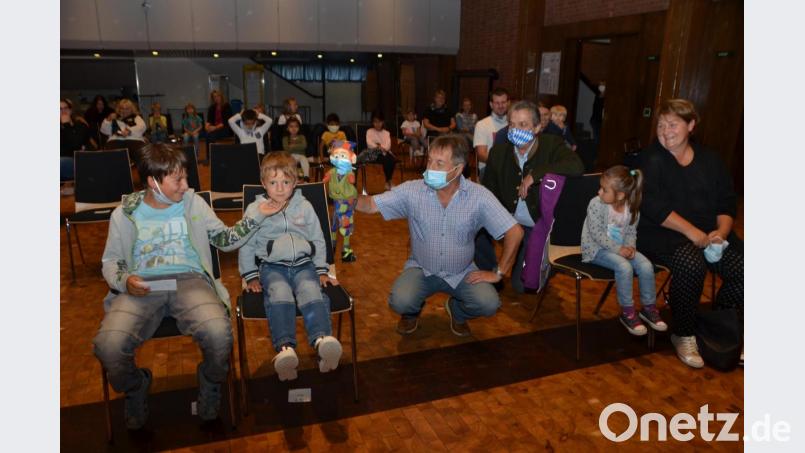 Sogar der Kasperl darf nur mehr mit Mundschutz außer Haus. Trotzdem hatten alle 72 Kinder mit ihren Begleitern einen Riesenspaß beim Ferienprogramm der CSU in der Stadthalle. Bild: dob