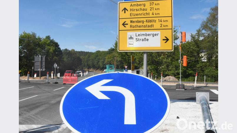 Linksrum geht&#039;s wieder. Dafür ist ab Dienstag die Straße geradeaus (Richtung Etzenricht) voll gesperrt. Bild: Gabi Schönberger