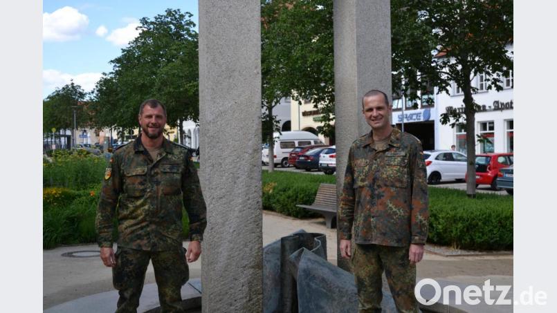Stabsfeldwebel Huberth Rosner (links) und Oberstleutnant Thorsten Klapp erläuterten, wie die Reservistenarbeit im Landkreis Tirschenreuth funktioniert. Bild: rti