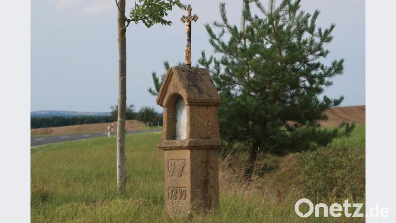 Noch heute weist ein Marterl zwischen Ebersbach und Vilseck auf einen Unfall vor 130 Jahren hin. Der Bildstock am Gänsberg lädt zum Innehalten ein. Bild: rha
