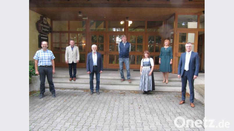 Die im Frühsommer ausgeschiedenen Hirschauer Stadträte werden verabschiedet (von links): Michael Högl, Stefan Bauer, Franz Birner, Günther Schuster, Brigitte Groher und Kerstin Ackermann zusammen mit Bürgermeister Hermann Falk. Bild: fg