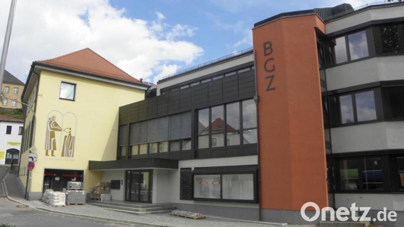Ins Gebäude der ehemaligen Sparkasse, jetzt BGZ (Büro Gewerbe Zentrum) genannt, baut die Stadt das Archiv ein. Es wird im linken Teil des Erdgeschosses seinen Platz finden. Bild: Wilhelm Amann