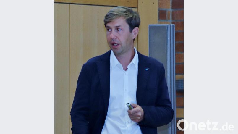 Andreas Ettl vom Wasserwirtschaftsamt Weiden trug einen Sachstandsbericht zum Thema Hochwasserschutz Pfreimd vor. Bild: Thomas Dobler