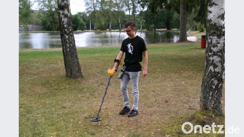Florian Dick mit seinem Metalldetektor auf Schatzsuche im Kösseinebad. Bild: fpoz