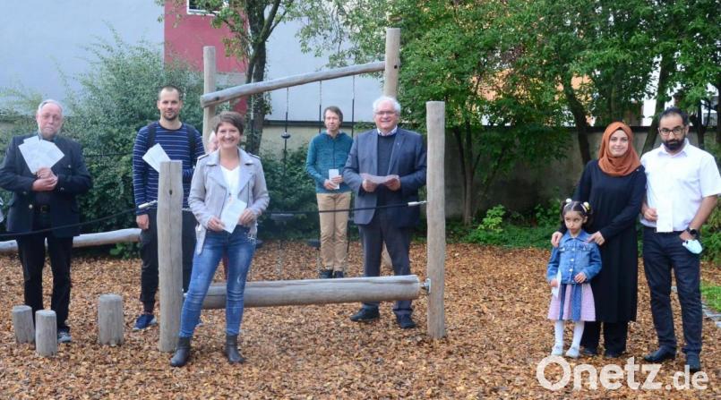 Der interreligiöse Arbeitskreis legt einen Flyer auf, der muslimische Eltern ermutigen soll, ihre Kinder an christlichen Festen teilhaben zu lassen. Rechts Familie Yldirim, die sich voll integriert fühlt. Bild: Kunz