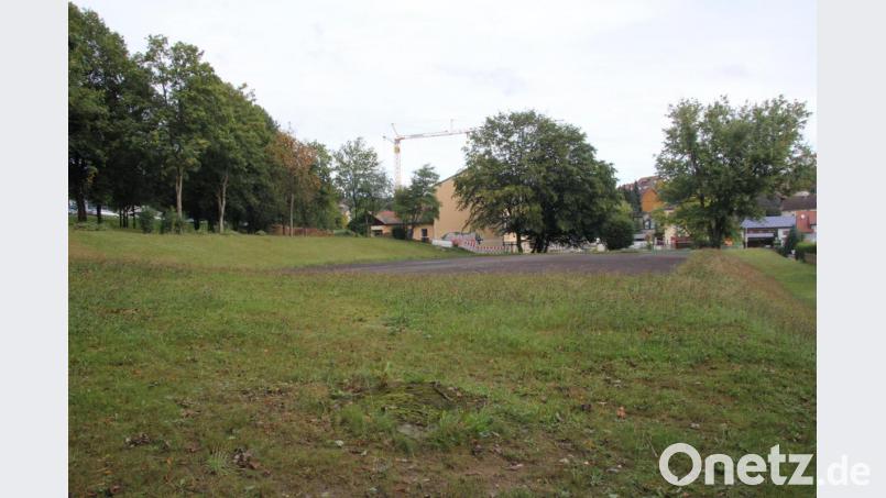 Auch diese Fläche bei der Grundschule (im Hintergrund das Schulgebäude) ist als möglicher Standort für den Spielplatz im Gespräch. Bild: frd