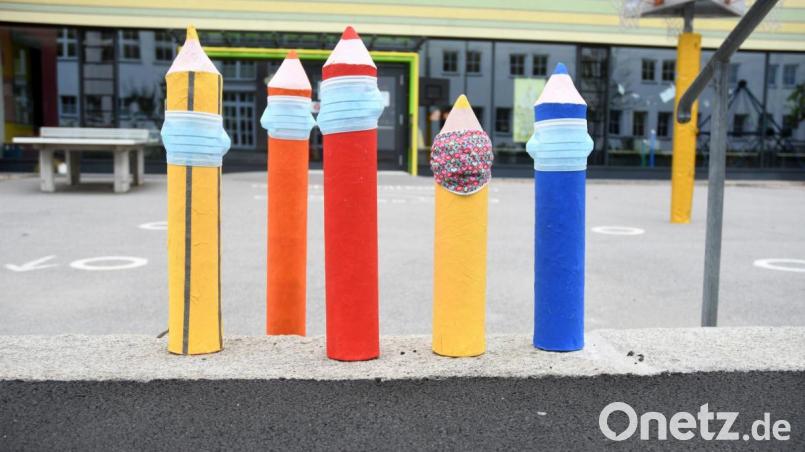 Bald werden statt der Stifte auf dem Pausenhof, wieder die ersten Schüler an der Grundschule in Neustadt Maske tragen. Das fällt den Kleinen gar nicht so schwer, sagt Schulleiterin Heike Merther. Bild: Gabi Schönberger