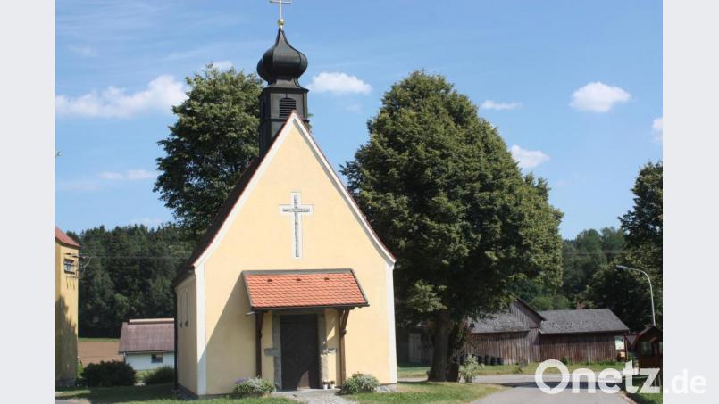 Hunderte von Flur- und Kleindenkmälern, Dorfkapellen und Totenbrettern sind im Gebiet des Altlandkreises Oberviechtach verzeichnet. Aus diesem Fundus hat sich der frühere Kreisheimatpfleger Hubert Teplitzky verschiedene Wanderungen überlegt. Auch die schmucke Dorfkapelle in Mitterlangau bildet ein Etappenziel. Bild: frd