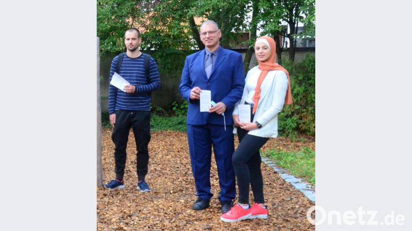 Der Weidener Imam Maher Khedr, hier mit seiner Tochter Anna Khedr, der Generalsekretärin des Deutschsprachigen Muslimenkreises, betonte, dass der Koran seine Glaubensbrüder sogar dazu auffordere, sich an den Gebräuchen in ihrer neuen Heimat zu beteiligen. Links im Bild Projektleiter Paul Zitzmann. Bild: Kunz