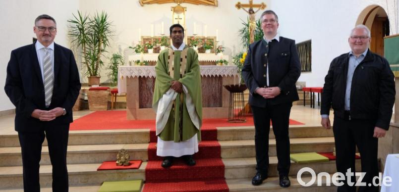 Die Pfarrgemeinde Stulln verabschiedete PfarrvikarJosef Kokkoth. Mit im Bild Bürgermeister Hans Prechtl (links) sowie Kirchenpfleger Joseph Bierler und Pfarrgemeinderatssprecher Stefan Wittmann (von rechts) . Bild: ohr