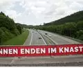 Orange- und grünfarbene Warnfiguren mit Fähnchen mahnen ab sofort in einigen Bereichen in Pechbrunn dazu, das Tempo zu verringern. Bild: jr
