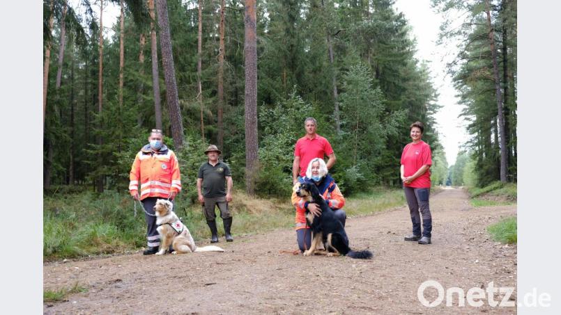 Wie arbeiten Rettungshunde und wie trainieren sie? Die Schwarzenbacher Kinder beobachteten die BRK-Hundestaffel, die ihr Können zeigte. Bild: Helga Przetak/exb