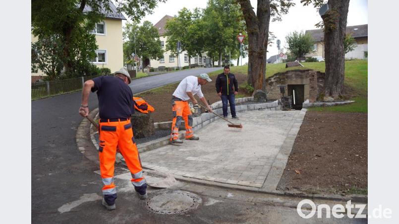 Letzte Hand legten die Bauhofmitarbeiter am Dienstag am Eingangsbereich des Felsenkellers an. Quarzsand kehrten sie in die Pflasterfugen ein. Bild: bkr