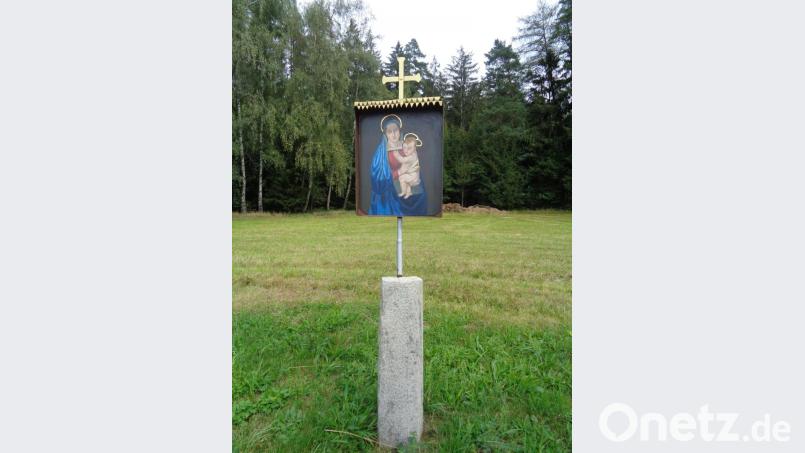 Die neu errichtete und sanierte Prozessionsfahne. Bild: amö