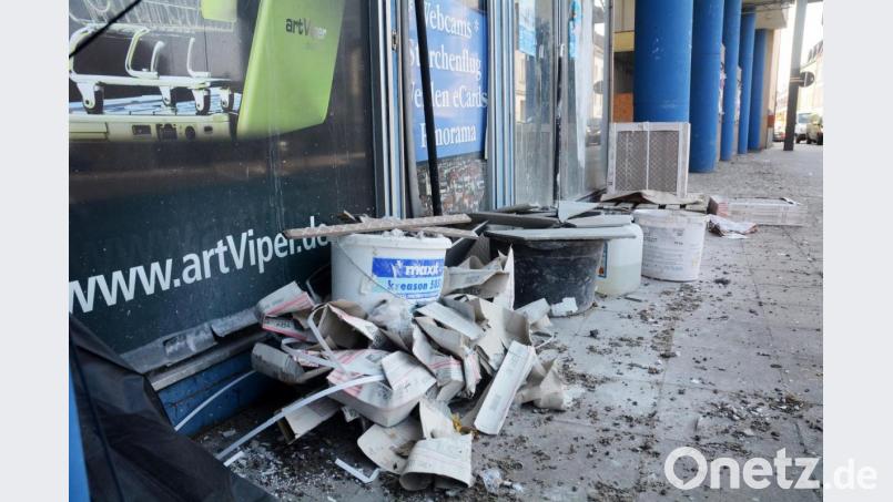 Immer an der Wand lang: Bauschutt, Eimer, Fliesen und viel Dreck am Eingang des Josefshauses. Das ganze garniert mit reichlich Taubenkot. Bild: Gabi Schönberger