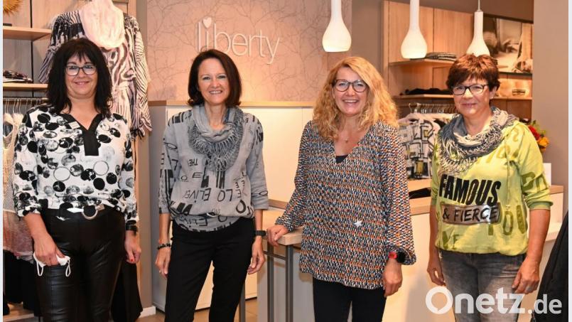 Seit vergangenen Donnerstag beraten (von links) Aurelia Däbritz, Gabriele Schuller, Filialleiterin Kerstin Schmid und Karin Drexl in der neuen Filiale von Liberty Damenmoden. Bild: gf