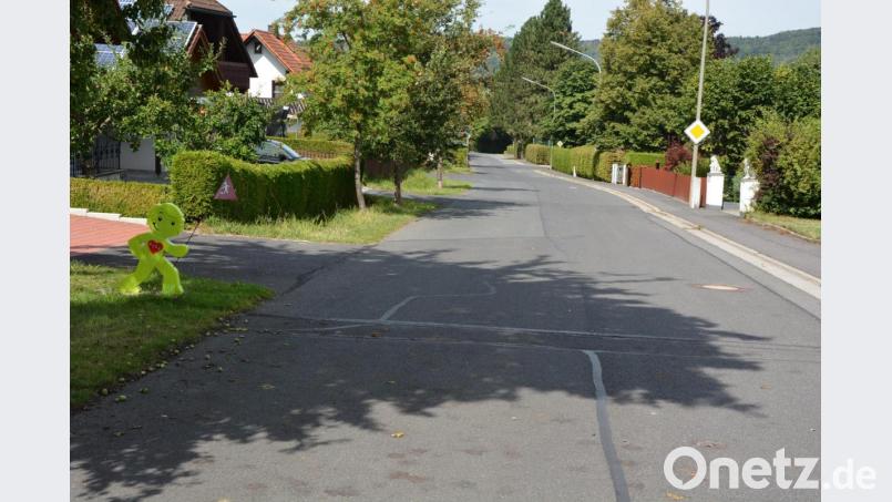 Es bleibt dabei: In der Mitterteicher Straße in Pechbrunn ist weiterhin eine Geschwindigkeit von 50 km/h erlaubt, auch eine Rechts-vor-links-Regelung wird es nicht geben. Stattdessen sollen die kürzlich aufgestellten grün- und orangefarbenen Warnfiguren für eine Verlangsamung des Verkehrs sorgen. Bild: jr