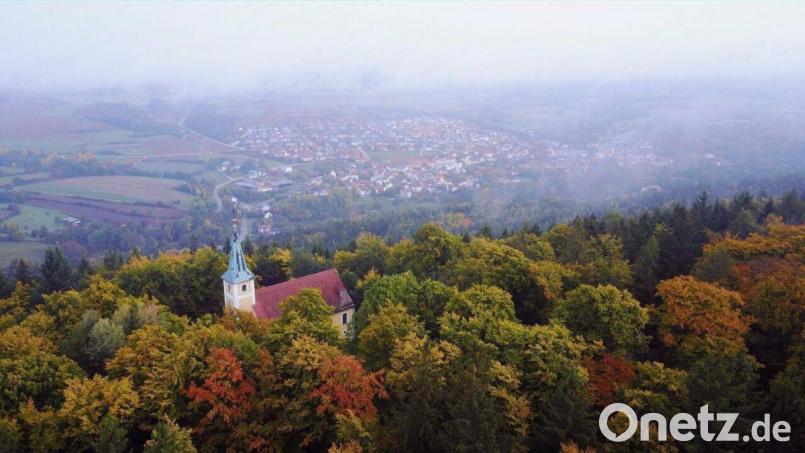 Die Johannisbergkirche und im Hintergrund die Orte Freudenberg und Wutschdorf – ein Motiv, wie gemacht für den Fotowettbewerb. Bild: gri