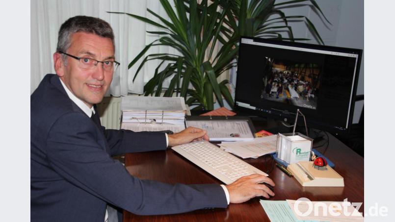 Bürgermeister Franz Schöner an seinem Arbeitsplatz im Rathaus in Großkonreuth. Bild: kro