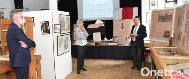 Führung durch die Stuchs-Ausstellung mit (von links) Bürgermeister Michael Göth, Christa Standecker und Markus Lommer. Bild: Andreas Royer