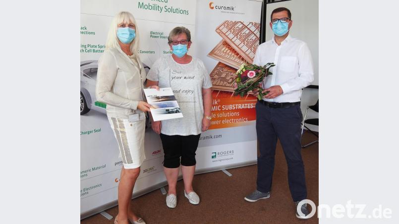 Ab sofort darf sich Edeltraud Duwe (Mitte) als gelernte Industrieelektrikerin bezeichnen. Personalleiterin Anette Enders von Rogers Germany überreicht das Abschlusszeugnis. Betriebsleiter Alexander Legat gratuliert ebenfalls. Bild: Bühner