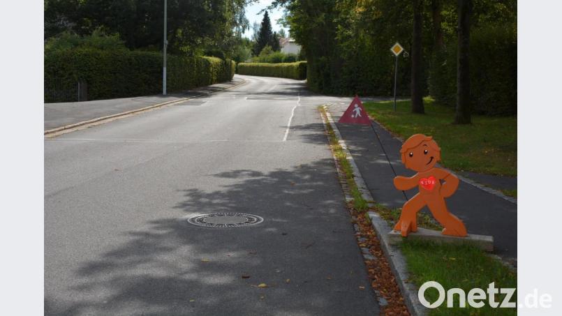 Es bleibt dabei: In der Mitterteicher Straße in Pechbrunn ist weiterhin eine Geschwindigkeit von 50 km/h erlaubt, auch eine Rechts-vor-links-Regelung wird es nicht geben. Stattdessen sollen die kürzlich aufgestellten grün- und orangefarbenen Warnfiguren für eine Verlangsamung des Verkehrs sorgen. Bild: jr