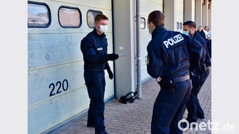 Was tun, wenn wir mit einem Messer bedroht werden? Das will für die jungen Polizeischüler geübt werden. Auch bei 30 Grad im Schatten schon am Vormittag und coronagerecht geschützt. Bild: exb