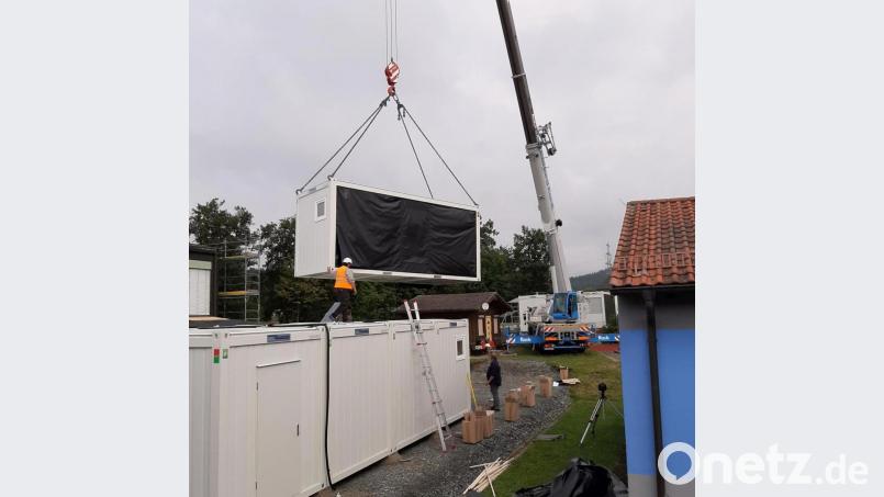 Acht Schulcontainer wurden an die Rückseite der Grundschule gesetzt. Bild: Ralf Reinold