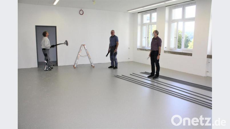 Schulleiter Ludwig Pfeiffer (rechts) nimmt den neuen Computerraum in Augenschein. Dort wurde während der Sommerferien bis zuletzt gearbeitet, bevor die Ausstattung mit den Geräten erfolgt. Bild: lg