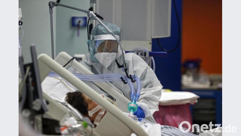 Das medizinische Personal der Intensivstation der COVID-19-Klinik Casalpalocco am Stadtrand von Rom kümmert sich um die Patienten. Italien registrierte am Donnerstag knapp 1.400 neue Fälle, 71 mehr als am Vortag. Bild: Cecilia Fabiano/dpa