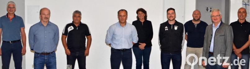 Stefan Klamt (Vierter von links) steht als Vorsitzender an der Spitze der TSV Fußballabteilung. Seine Stellvertreter sind Norbert Martetschläger (Zweiter von links) und Fabian Kastner (Vierter von rechts). Neue Schriftführerin ist Ulla Böhm. Den vakanten Posten des Jugendleiters übernahm Marco Manze (Dritter von rechts). Reinhold Kastner (links) ist sportlicher Leiter, Wolfgang Hoffmann (rechts) Sponsoring-Beauftragter und Herbert Stengl (Dritter von links) kümmert sich als Administrator um das Postfach des Bayerischen Fußballverbands. Bürgermeister Johannes Reger (Zweiter von rechts) leitete die Wahl. Bild: Benkhardt