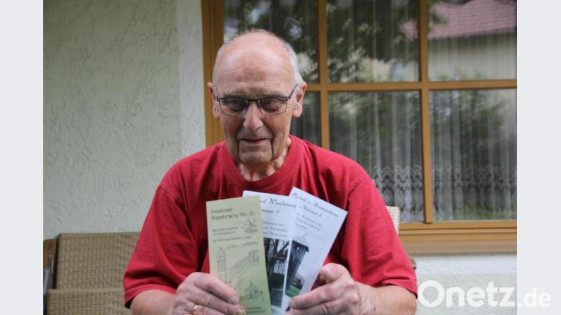 Hubert Teplitzky, der fast 30 Jahre Heimatpfleger im Altlandkreis Oberviechtach war, zeigt die Flyer mit den von ihm konzipierten Wanderungen zu Flur- und Kleindenkmälern der Region. In Corona-Zeiten sind diese speziellen Wanderführer wieder ins Licht der Öffentlichkeit gerückt. Bild: frd