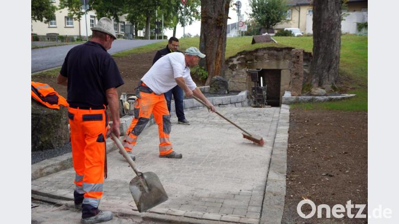 Letzte Hand legten die Bauhofmitarbeiter am Dienstag am Eingangsbereich des Felsenkellers an. Quarzsand kehrten sie in die Pflasterfugen ein. Bild: bkr