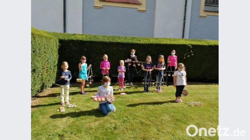 Kreativität haben zehn Kinder beim Basteln im Ministrantenheim gezeigt. Angefertigt haben sie unter Anleitung beispielsweise Windspiele, Türanhänger und Hängeleuchten. Bild: Markus Scharnagl/exb