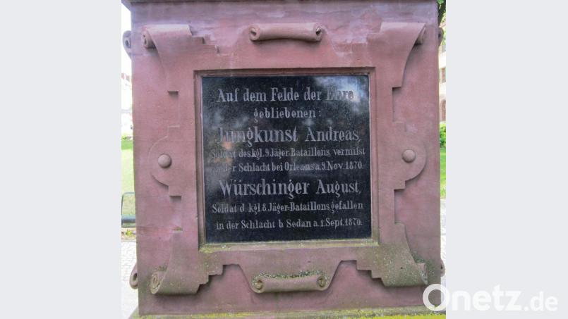 Das im Jahre 1895 eingeweihte Kriegerdenkmal auf der Mitte des Marktplatzes in Vohenstrauß nennt zwei „tapfere Krieger, die auf dem Felde der Ehre“ verblieben. Auf der schwarzen Glasplatte ist eingraviert: „August Würschinger Soldat d. kgl. 8. Jäger- Bataillons gefallen in der Schlacht b. Sedan a. 1. Sept. 1870.“ Wie die Verlustliste aussagt, verstarb der 25 Jahre alte Krieger nach der Schlacht bei Sedan im Feldlazarett Bazeilles am 6. September 1870 an „durchdringender Brustschusswunde.“ Und das Denkmal erinnert an das zweite Vohenstraußer Opfer: „Jungkunst Andreas „Soldat b. kgl. 9. Jäger Bataillons vermisst in der Schlacht bei Orleans am 8.11.1870.“ Bild: dob