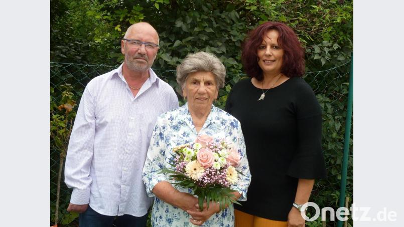 Meta Schicker (Mitte) aus Thanhausen feierte vergangenen Samstag ihren 90. Geburtstag. Viele Vereine gratulierten der Jubilarin, die Feier fand im engsten Familienkreis statt. Im Bild: Sohn Albert, Meta Schicker, Tochter Rosi (von links). Bild: bir