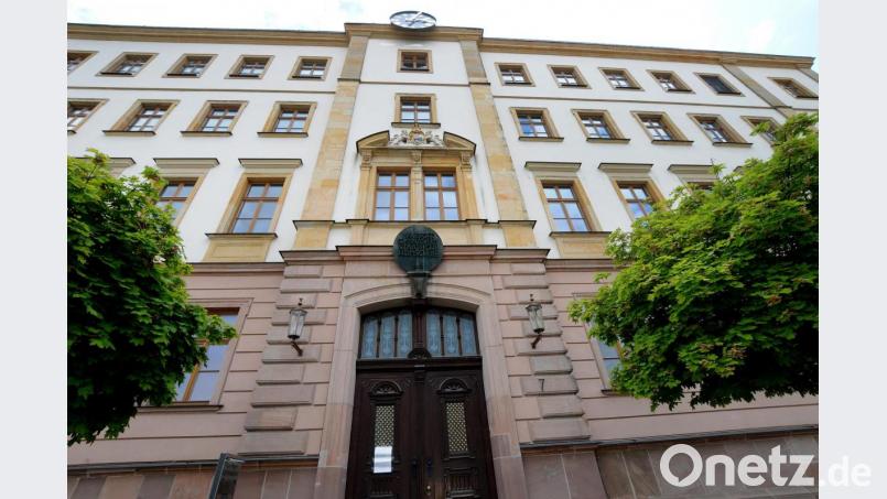 Noch sind die Türen geschlossen, ab Dienstag startet jedoch wieder der Schulbetrieb. Nicht nur im Max-Reger-Gymnasium Amberg gelten dann strenge Auflagen, um die Corona-Fallzahlen nicht noch weiter steigen zu lassen. Bild: Stephan Huber