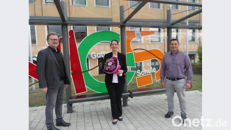 Mit Blumen heißen Bürgermeister Marcus Gradl und Rektor Wolfgang Bodensteiner Konrektorin Nicole Gleißner an der Markus-Gottwalt-Schule willkommen. Bild: rn