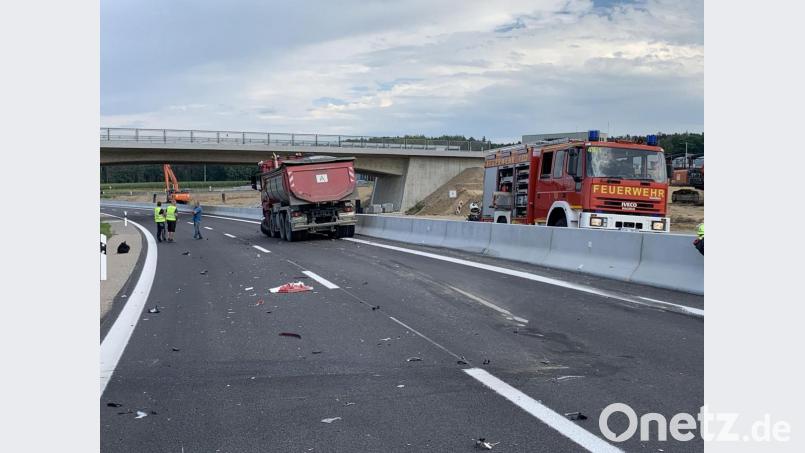 Die B 85 war nach dem tödlichen Verkehrsunfall mehrere Stunden lang gesperrt. Bild: Kreisbrandinspektion Cham