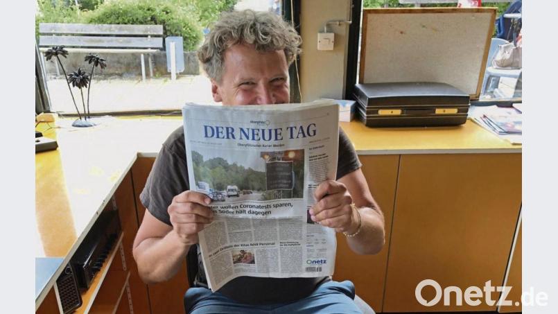 Regisseur Marcus H. Rosenmüller hat ein großes Herz für Regionalzeitungen. Die Lektüre gefällt ihm offensichtlich. Bild: clemens.fuetterer@oberpfalzmedien.de, cfuetterer