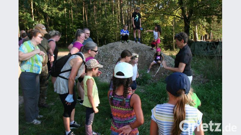 Wie schaut Fledermauskot aus und wie bringen Fledermäuse ihre Jungen zur Welt? Brigitte Schütze beantwortete die vielen Fragen der Teilnehmer an der LBV-Exkursion zu den heimlichen Jägern der Nacht. Bild: Susanne Götte/exb